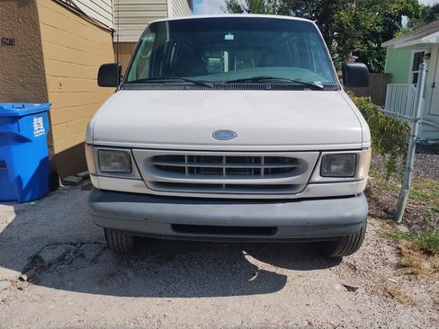 Used 2001 Ford E-250 and Econoline 250 RWD image 2
