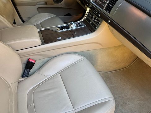 Used 2013 Jaguar XF image 16