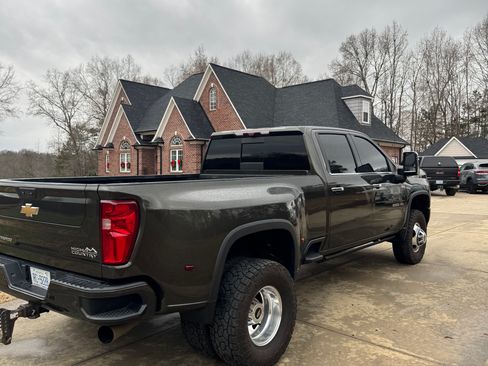 Used 2022 Chevrolet Silverado 3500 High Country w/ Technology Package image 4