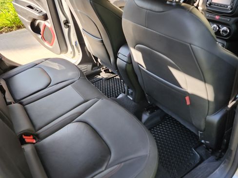 Used 2016 Jeep Renegade Trailhawk w/ Premium Trailhawk Package image 13