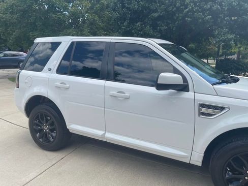 Used 2014 Land Rover LR2 HSE image 6