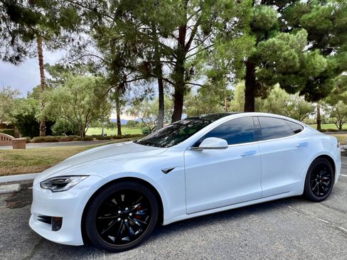Used 2016 Tesla Model S 60D image 10