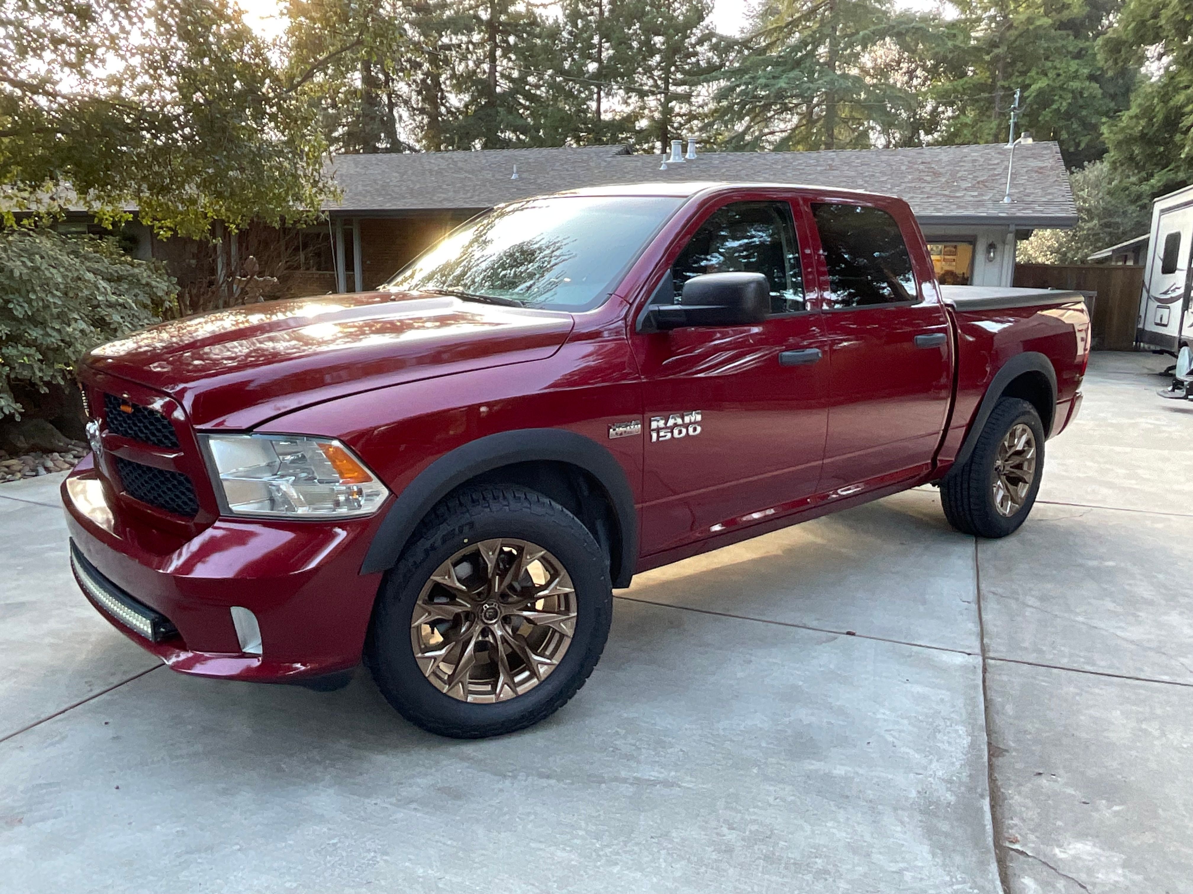 Used 2015 RAM 1500 Express RWD image 1