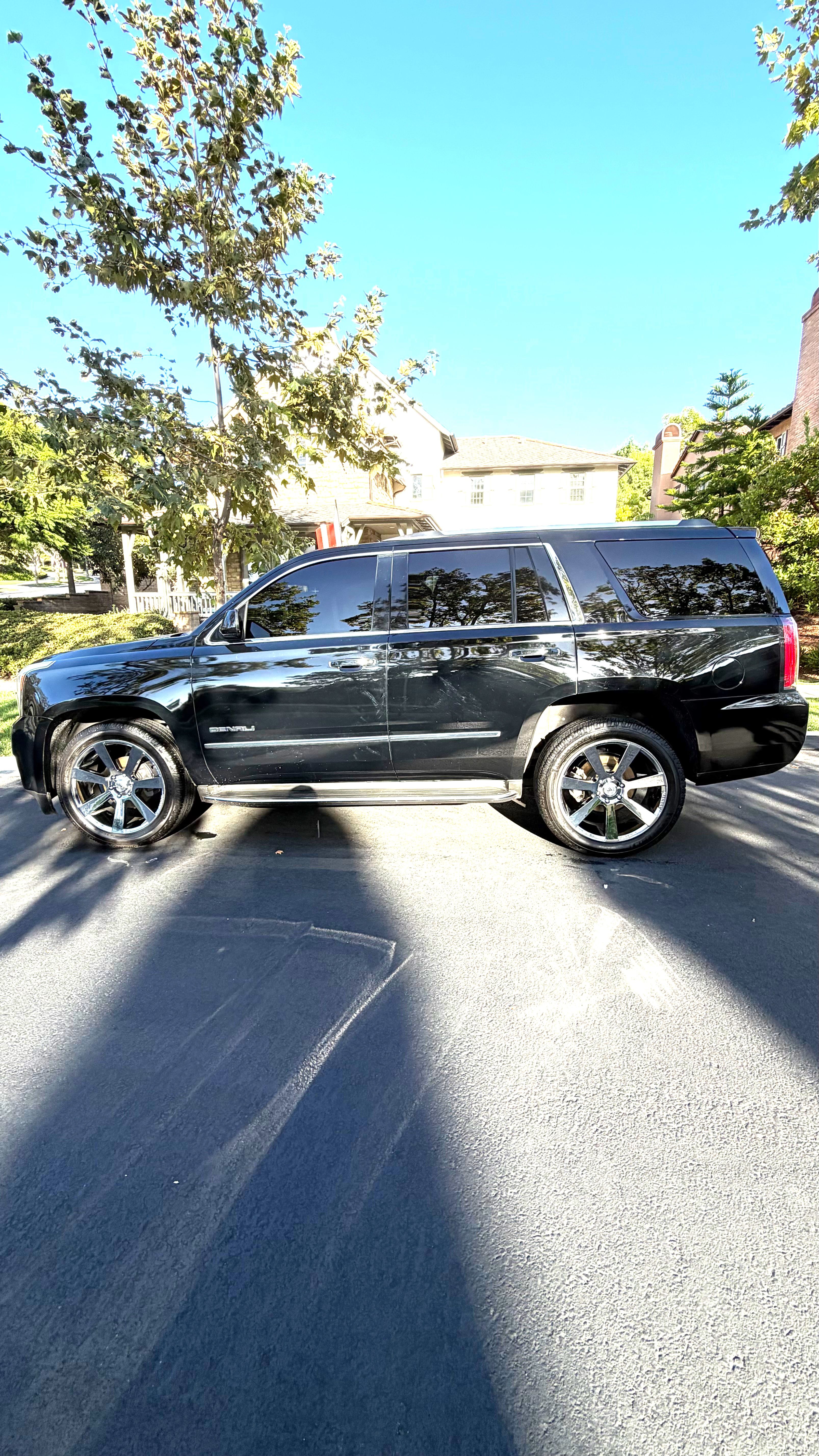 Used 2015 GMC Yukon Denali w/ Touring Package AWD/4WD image 5