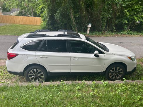 Used 2017 Subaru Outback 2.5i Limited AWD/4WD image 2