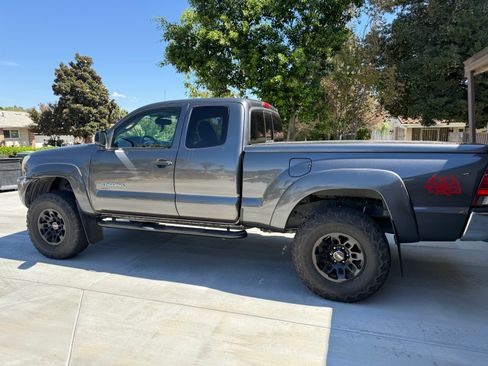 Used 2011 Toyota Tacoma PreRunner w/ SR5 Pkg #2 RWD image 2