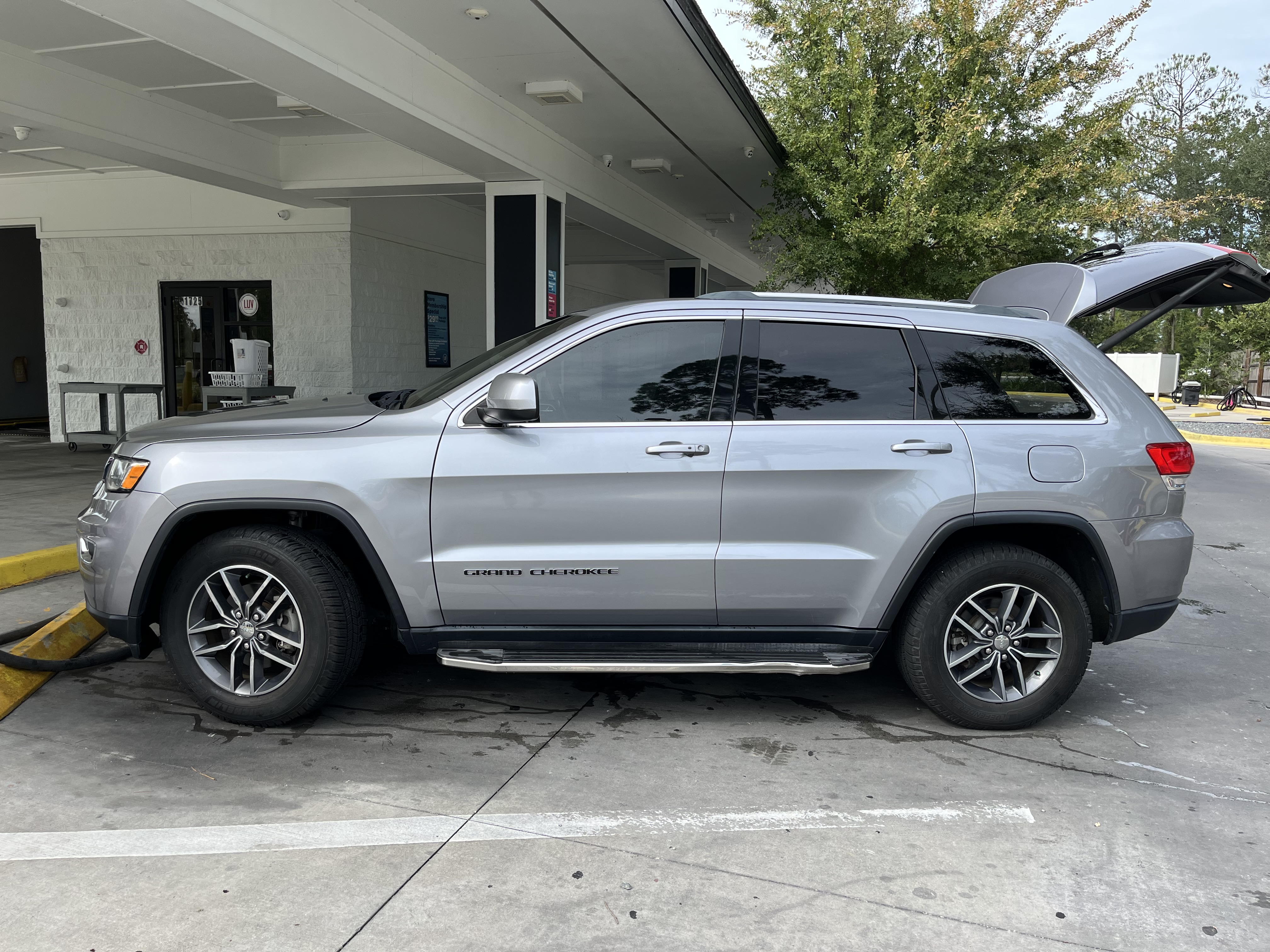 Used 2018 Jeep Grand Cherokee Laredo RWD image 2