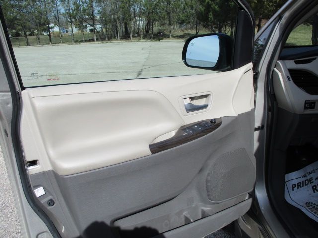 Used 2015 Toyota Sienna XLE FWD image 15