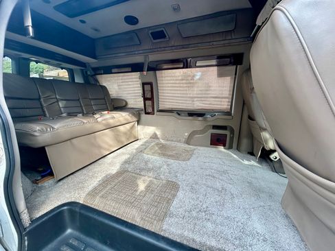 Used 2002 Chevrolet Express 1500 w/ LS Preferred Equipment Group image 10