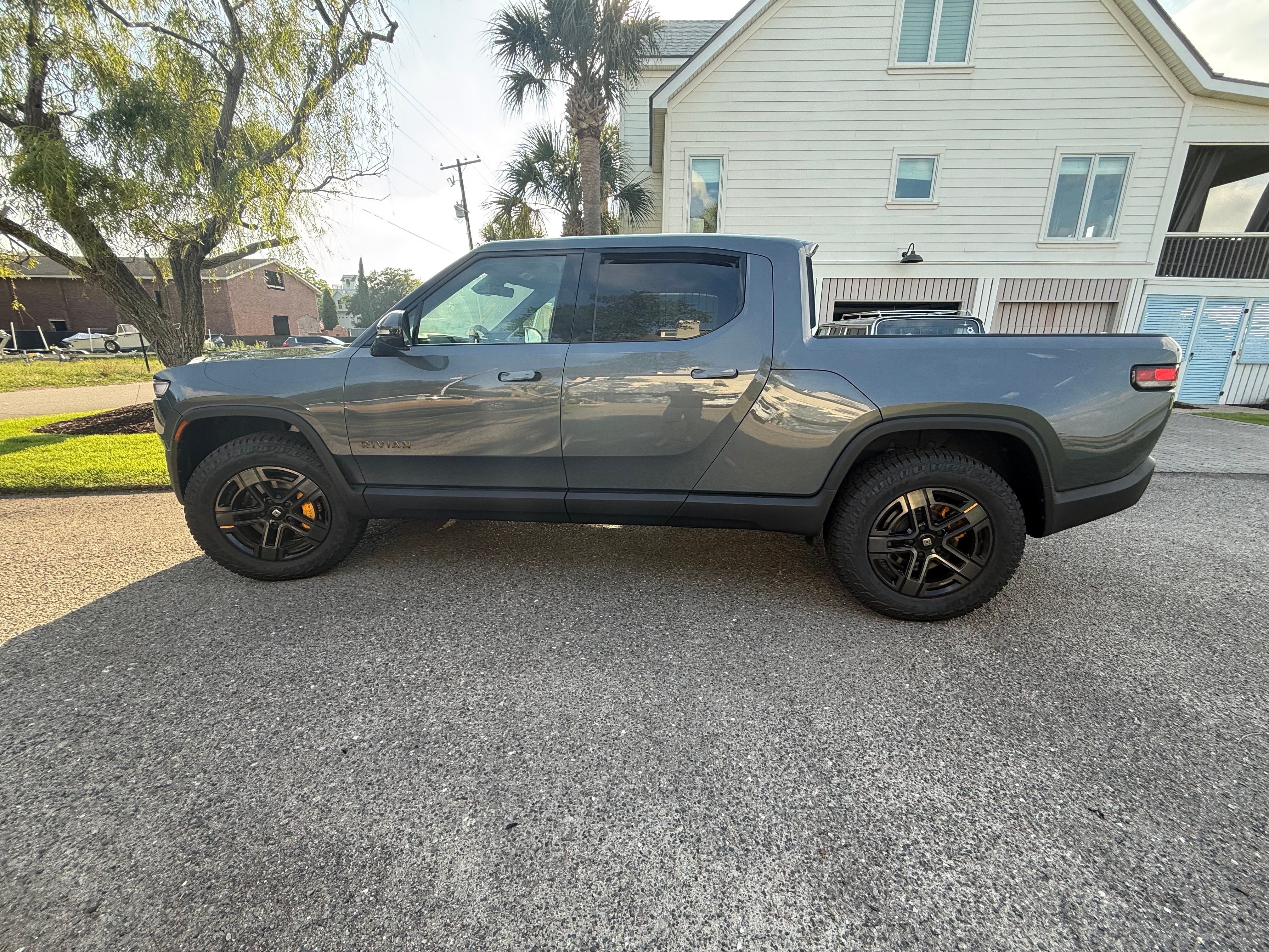 Used 2026 Rivian R1T Premium Tri AWD/4WD image 4