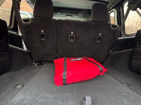 Used 2018 Jeep Wrangler Unlimited Sport S image 10