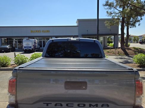 Used 2020 Toyota Tacoma TRD Off-Road w/ Technology Package image 5