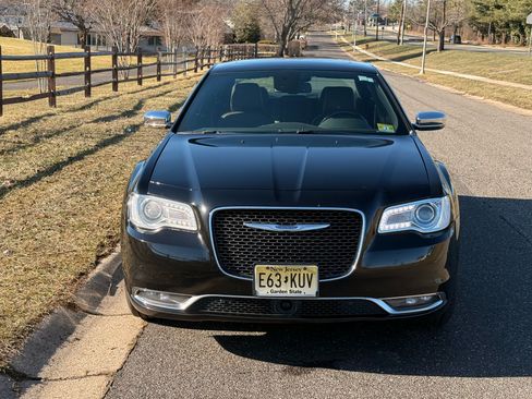 Used 2019 Chrysler 300 Limited w/ Safetytec Plus Group image 4