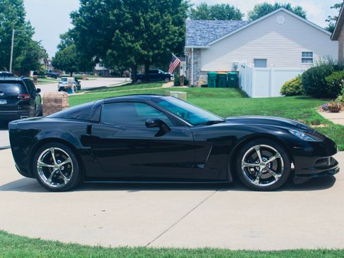 Used 2006 Chevrolet Corvette Coupe w/ Performance Package RWD image 15