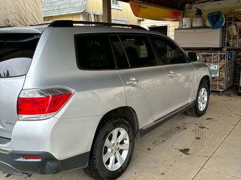 Used 2012 Toyota Highlander SE w/ Tow Pkg image 9