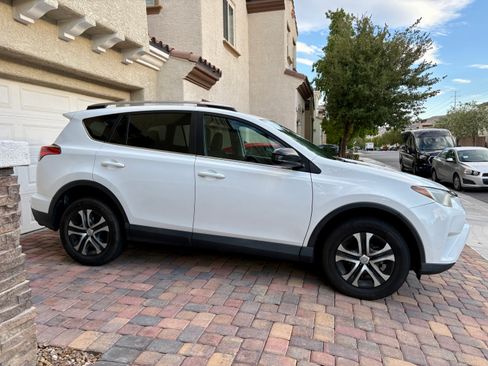 Used 2017 Toyota RAV4 LE AWD/4WD image 2