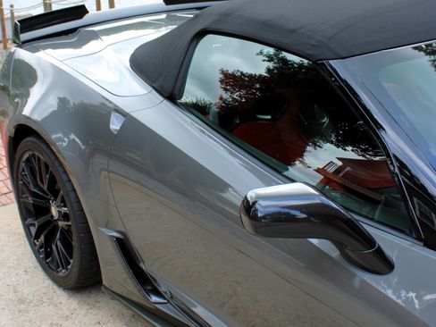 Used 2015 Chevrolet Corvette Z06 w/ 3LZ Preferred Equipment Group RWD image 17