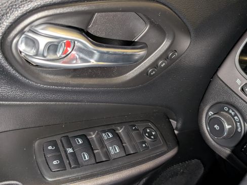 Used 2020 Jeep Cherokee Limited image 26