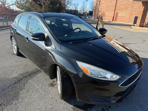 Used 2015 Ford Focus SE image 1