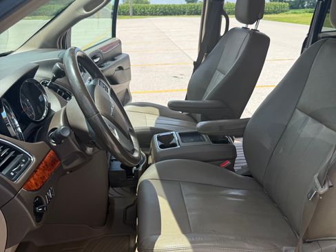 Used 2016 Chrysler Town & Country Touring w/ Driver Convenience Group FWD image 12