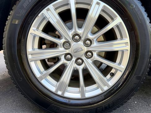 Used 2018 Cadillac XT5 FWD image 17
