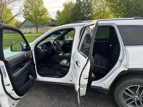 Used 2017 Jeep Grand Cherokee Limited AWD/4WD image 8