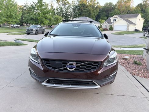Used 2018 Volvo V60 T5 Cross Country Platinum AWD/4WD image 4