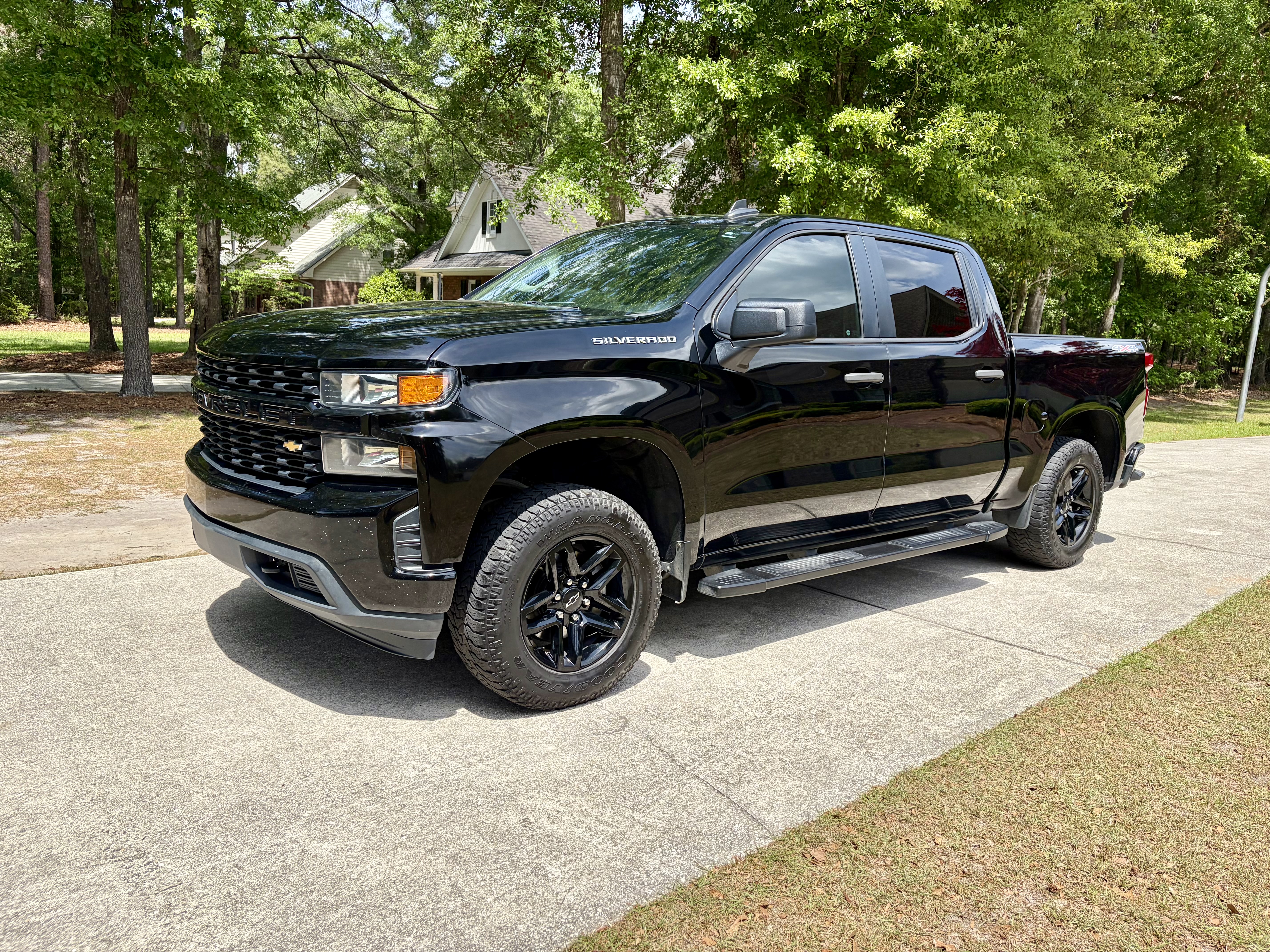 Used 2020 Chevrolet Silverado 1500 Custom w/ Custom Value Package AWD/4WD image 1