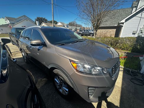 Used 2019 Kia Sorento LX w/ LX Convenience Package image 4