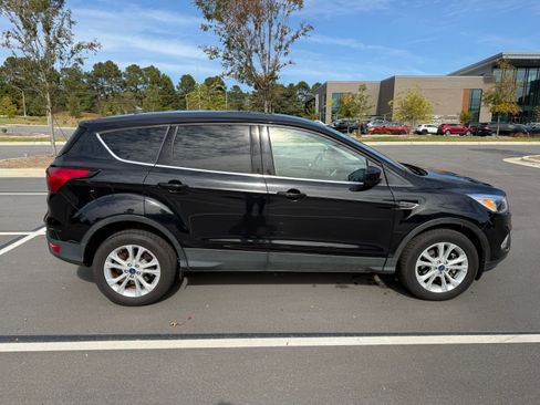 Used 2019 Ford Escape SE image 4
