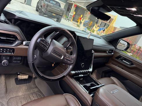 Used 2025 GMC Yukon Denali Ultimate image 9