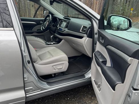 Used 2018 Toyota Highlander XLE image 8