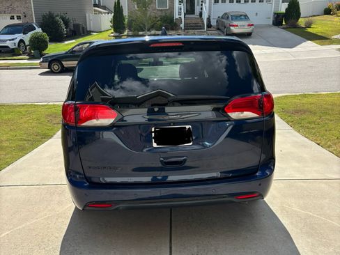 Used 2020 Chrysler Pacifica Touring w/ S Appearance Package image 6