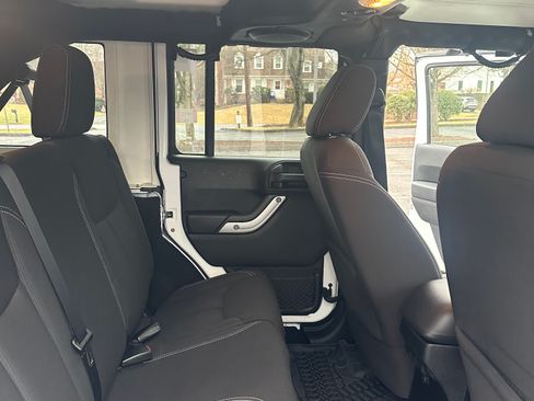 Used 2013 Jeep Wrangler Unlimited Sahara image 21