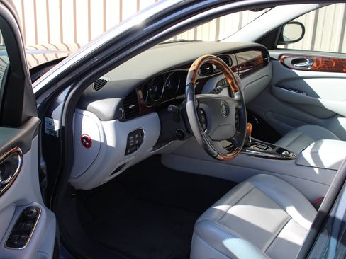 Used 2004 Jaguar XJ8 RWD image 6