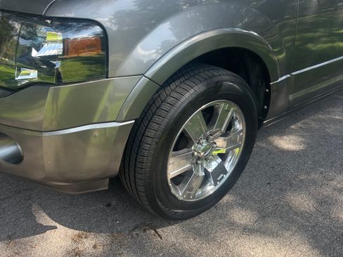 Used 2010 Ford Expedition Limited RWD image 2