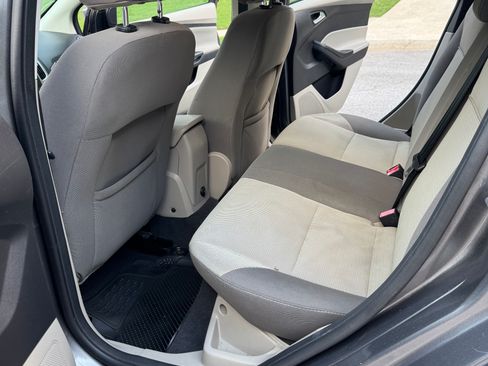 Used 2014 Ford Focus SE FWD image 2