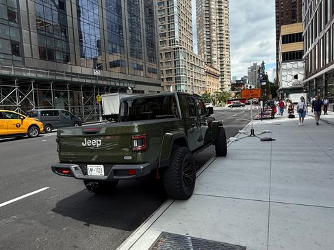 Used 2022 Jeep Gladiator Overland w/ Cold Weather Group image 9