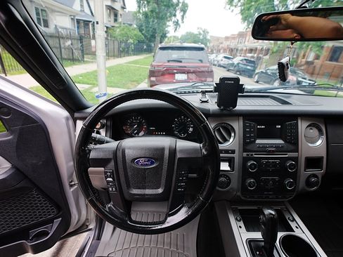 Used 2016 Ford Expedition XLT AWD/4WD image 21