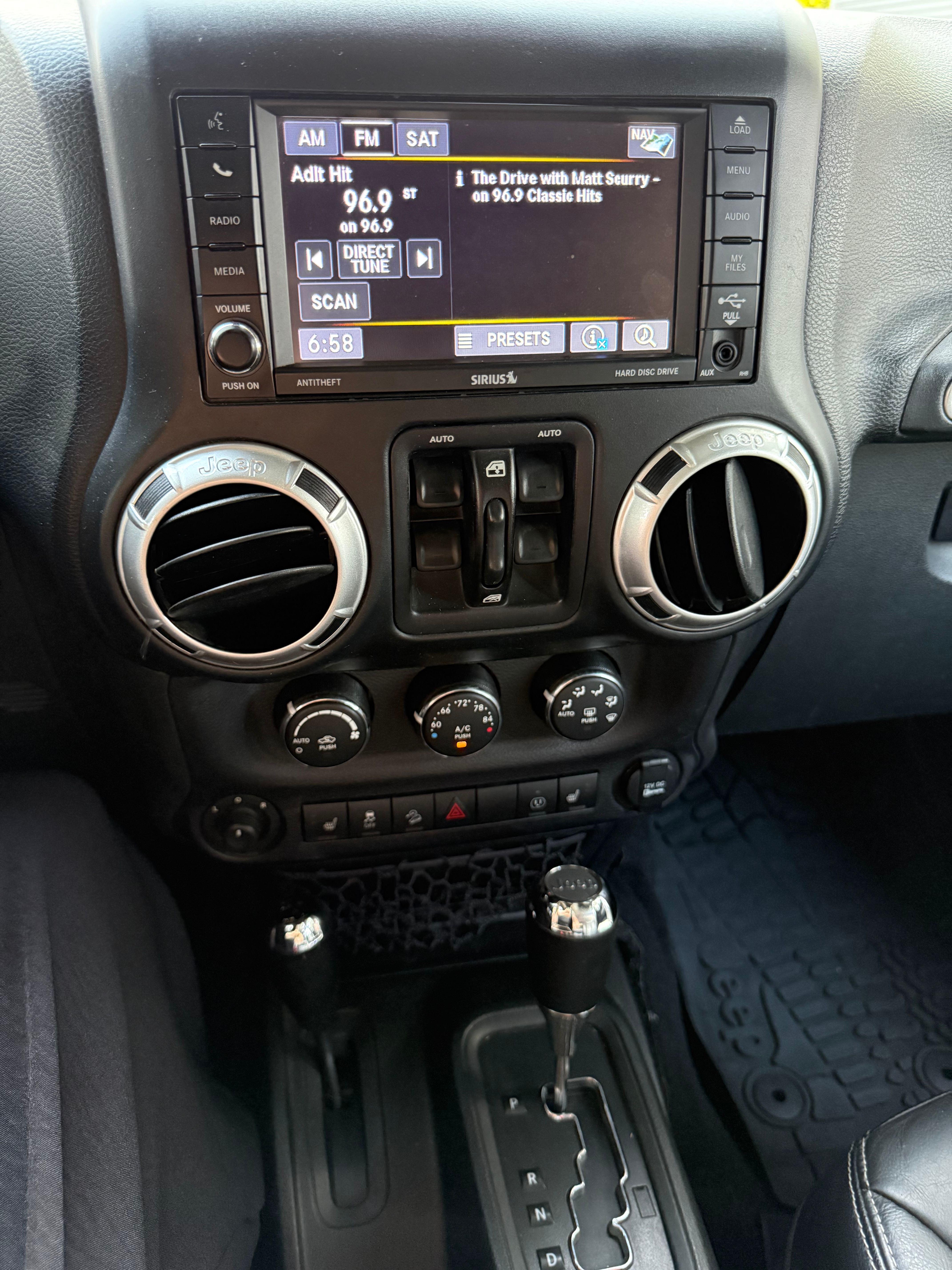 Used 2017 Jeep Wrangler Unlimited Rubicon AWD/4WD image 16