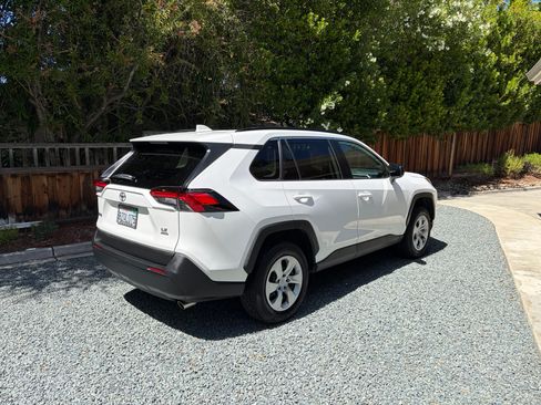 Used 2021 Toyota RAV4 LE AWD/4WD image 4