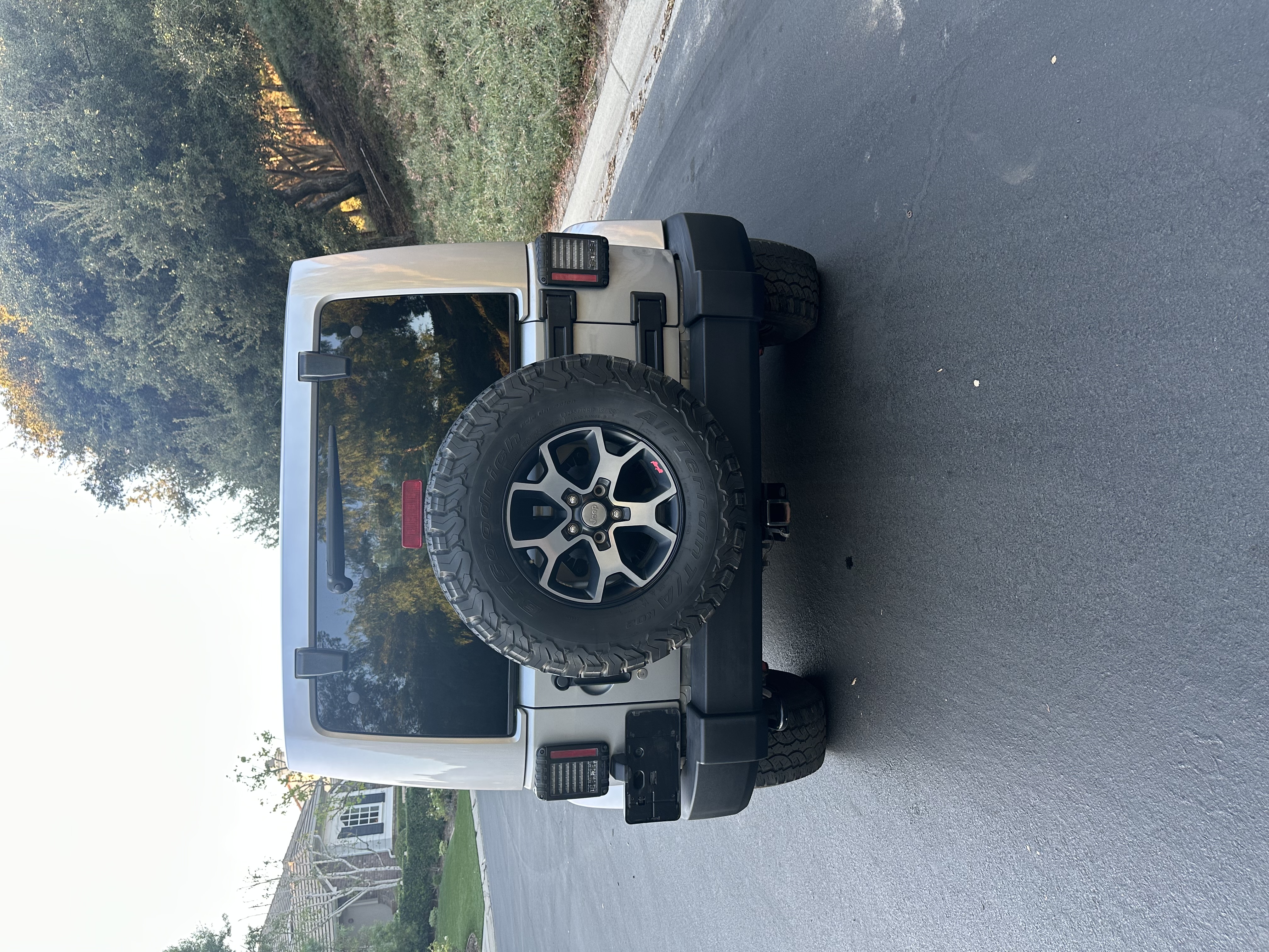 Used 2015 Jeep Wrangler Unlimited Rubicon w/ Connectivity Group AWD/4WD image 11