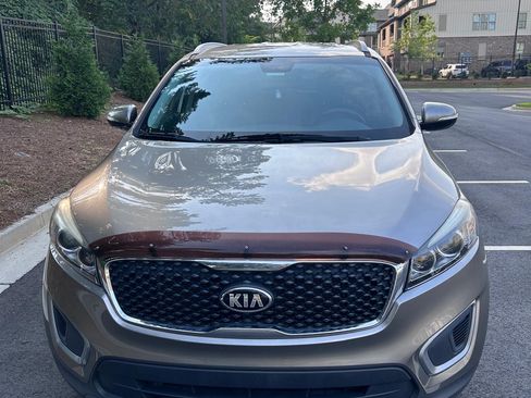 Used 2017 Kia Sorento FWD w/ LX Convenience Package image 2