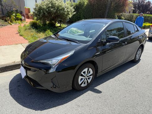 Used 2018 Toyota Prius Two w/ Prius Two Safety Plus Package FWD image 1