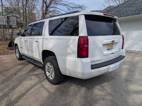 Used 2018 Chevrolet Suburban LT image 9
