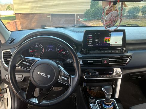 Used 2023 Kia Seltos S w/ Navigation Package image 5