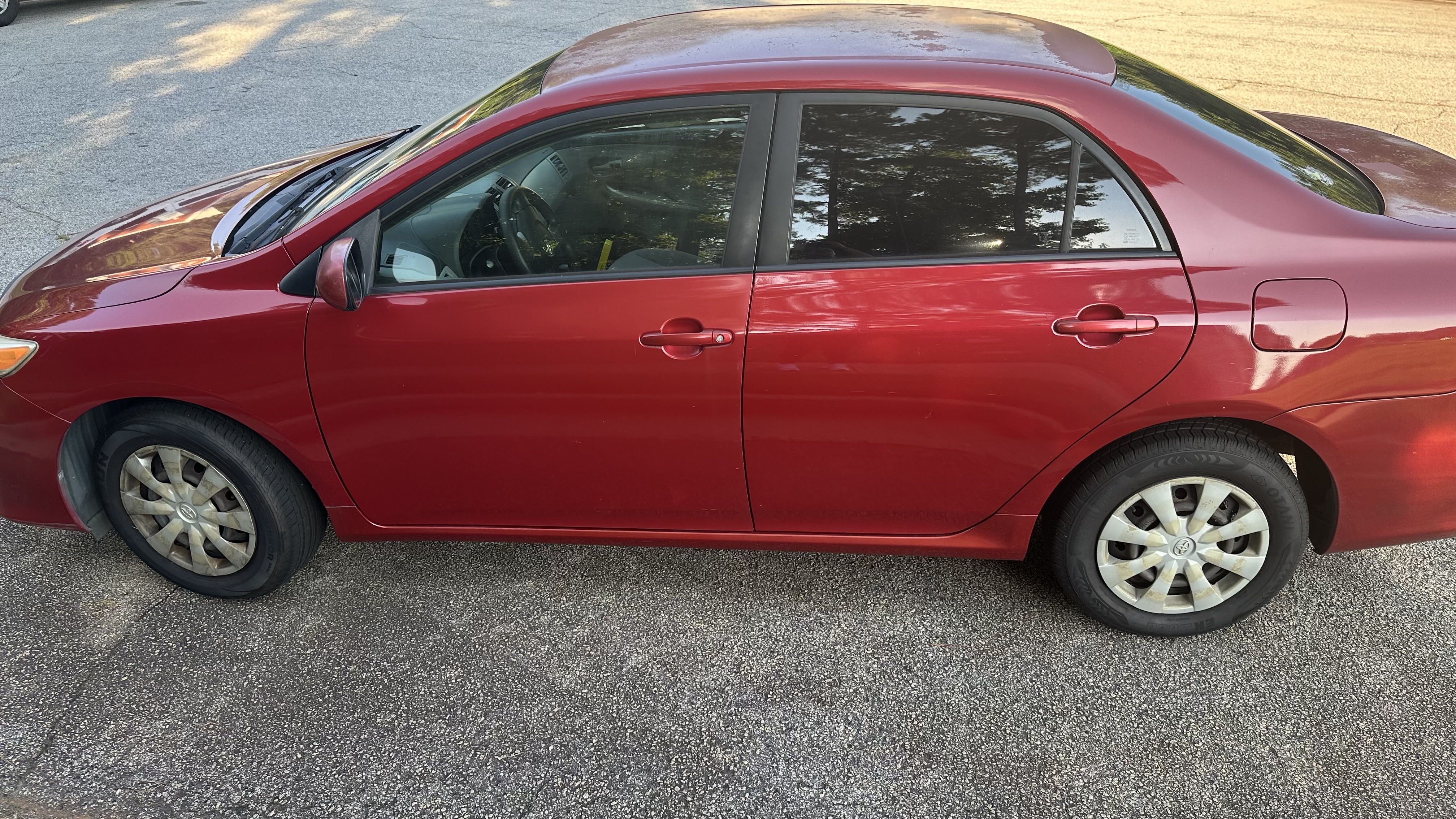 Used 2011 Toyota Corolla LE FWD image 1