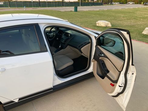 Used 2015 Ford Focus SE FWD image 16