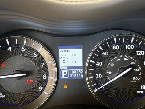 Used 2011 INFINITI M56 w/ Deluxe Touring Pkg RWD image 5