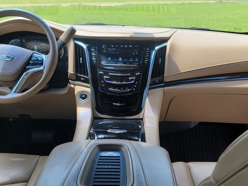 Used 2018 Cadillac Escalade Platinum image 6